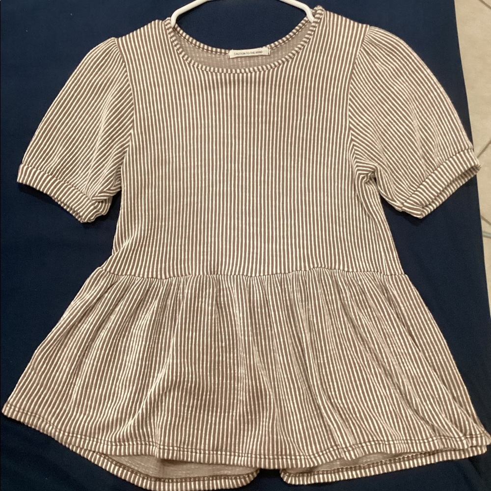 Shirt with ruffles (beige & white)